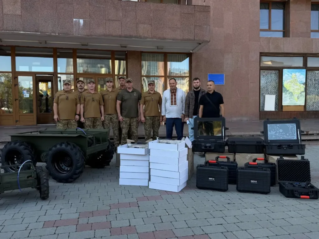 Військові та волонтери з обладнанням біля будівлі