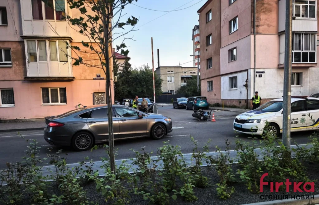 Поліція біля мотоцикла після ДТП у дворі