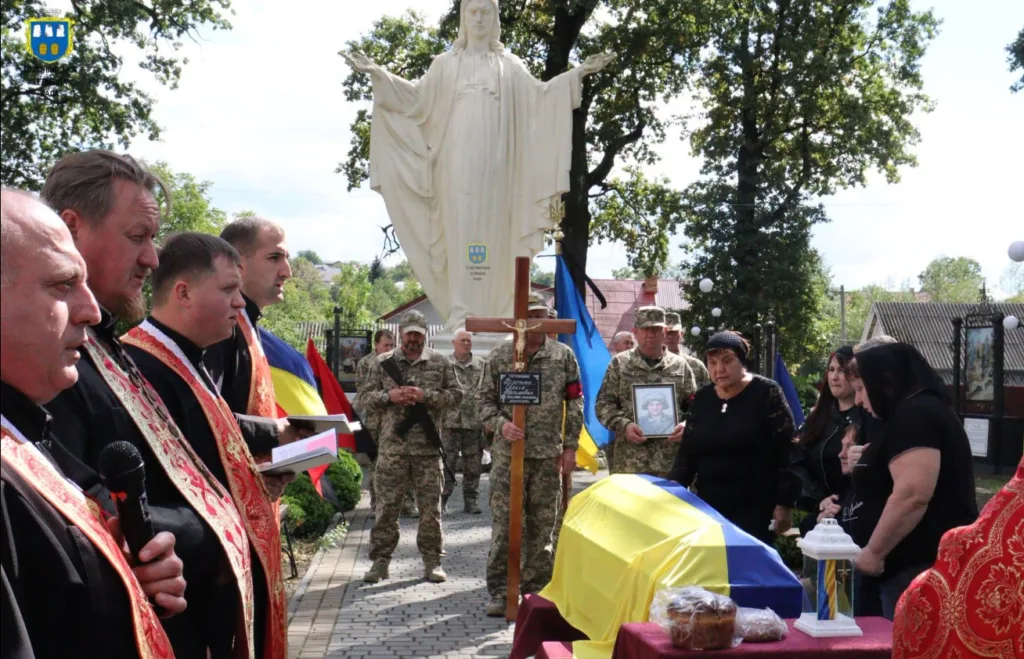 Прощання з військовим біля статуї Ісуса