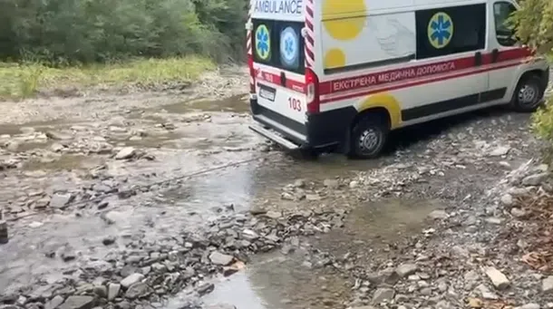 Карета швидкої допомоги на кам’янистій розмитій дорозі