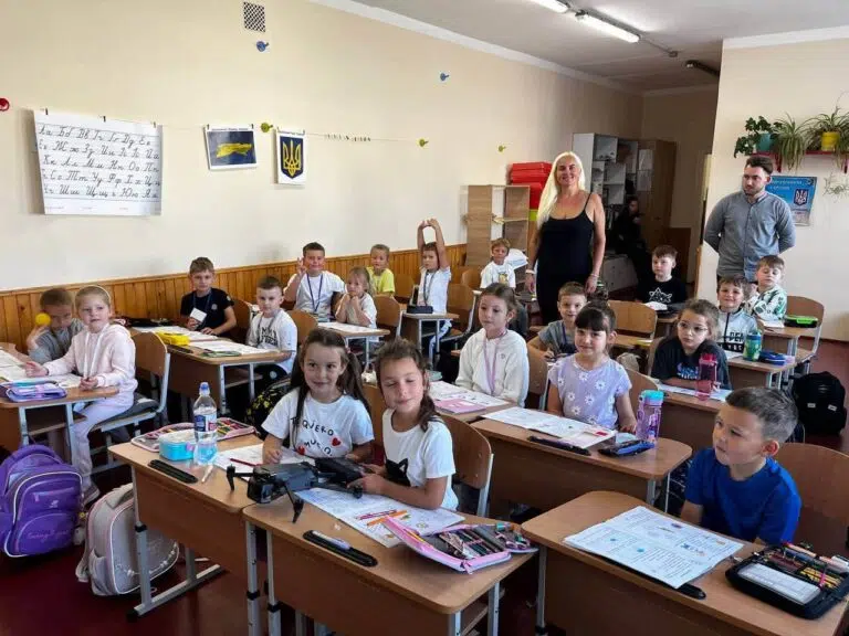 Учні сидять за партами в українському класі