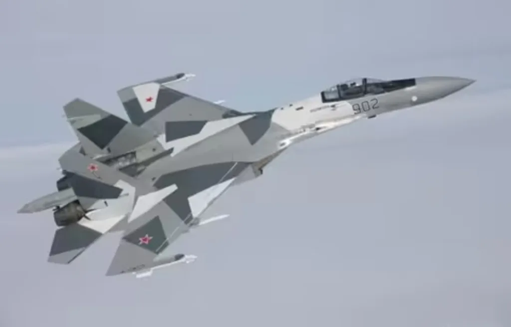 Винищувач Су-27 у камуфляжі летить у небі