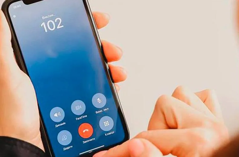 Смартфон із екраном виклику екстреної служби 102