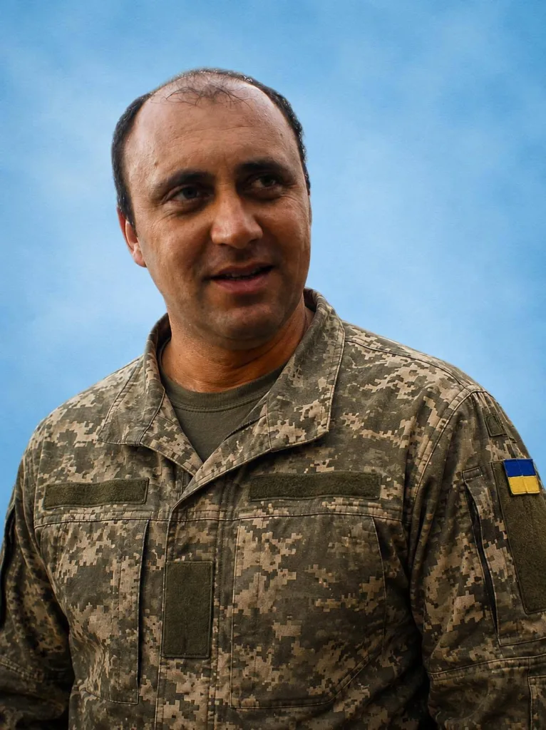 Український військовий у камуфляжі на тлі неба