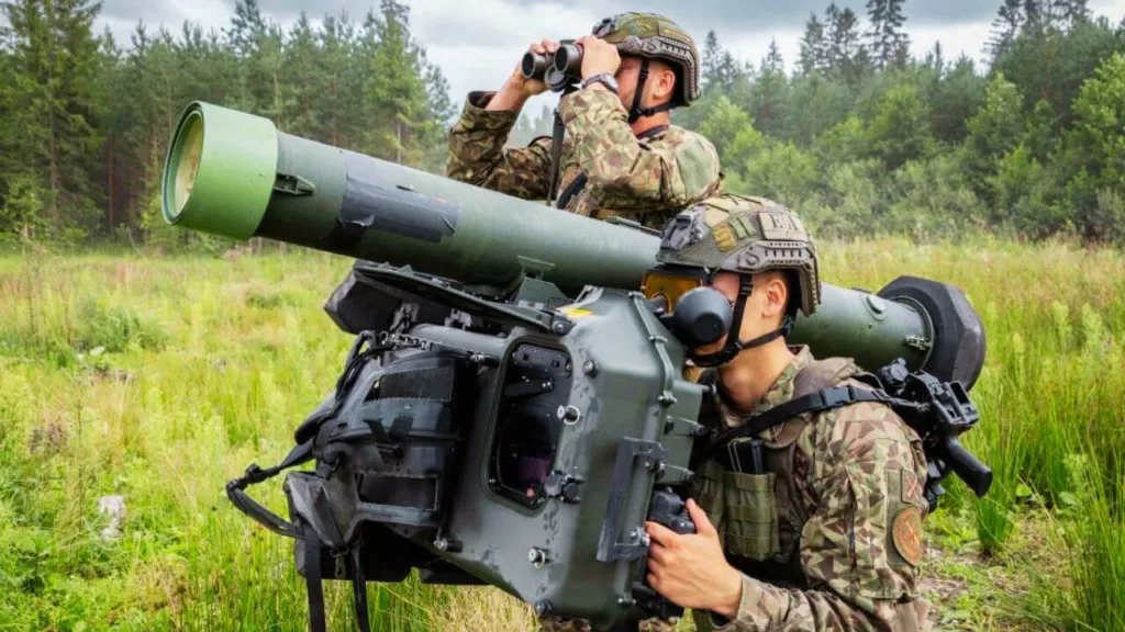 Військові керують переносним зенітним ракетним комплексом у лісі