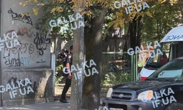 Поліцейські біля під’їзду, швидка та позашляховик