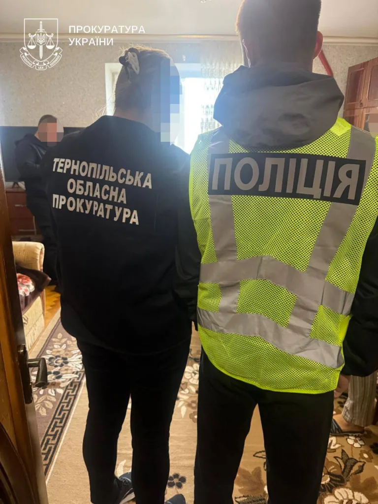 Поліція та прокуратура проводять слідчі дії у квартирі