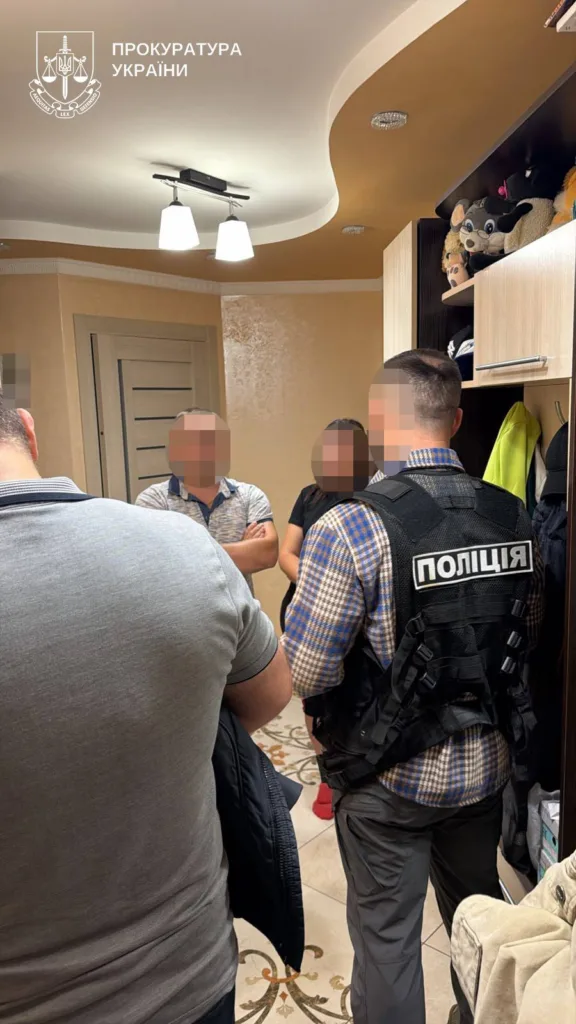 Поліцейські проводять слідчі дії у помешканні