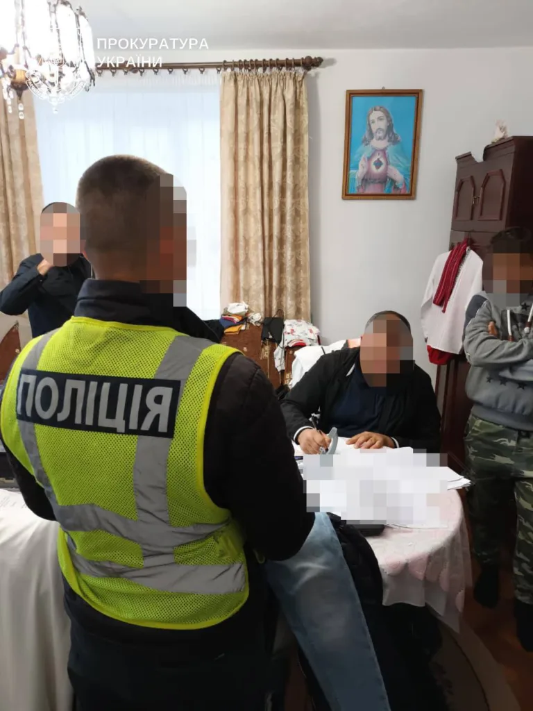 Поліцейський під час слідчих дій у квартирі