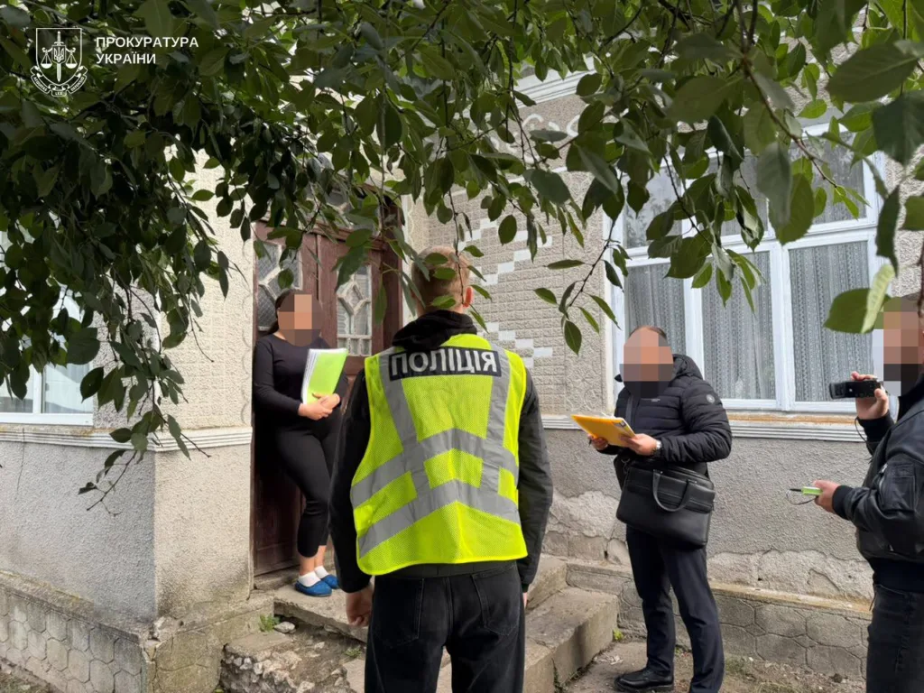 Поліцейські проводять слідчі дії біля приватного будинку