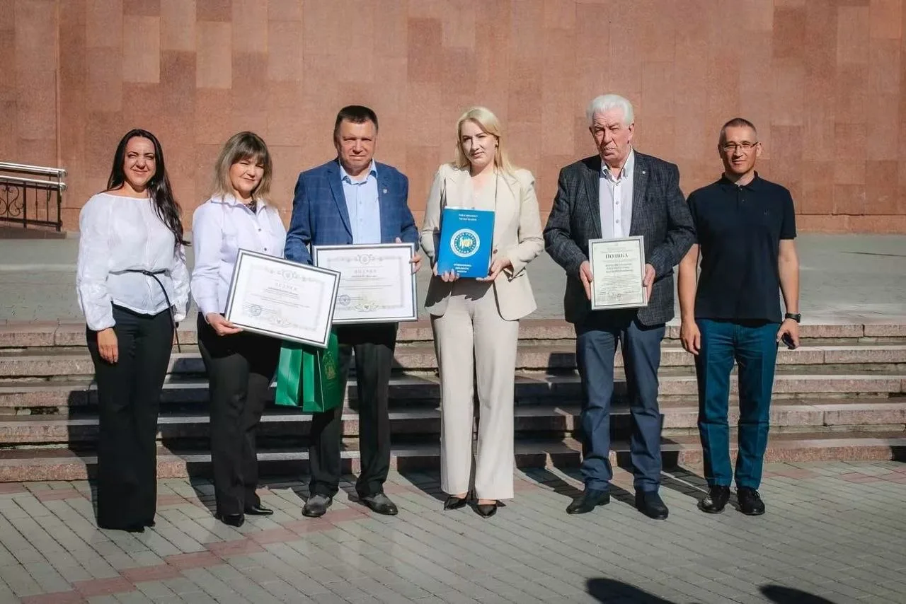 Шестеро людей позують із дипломами та нагородою