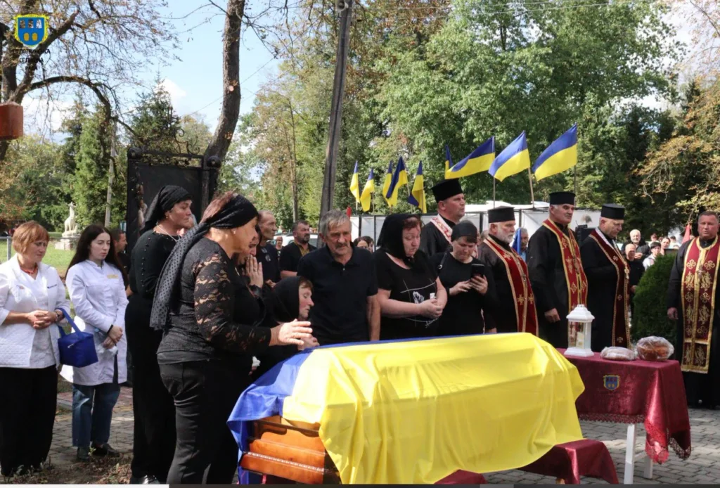 Прощання з військовим, труна вкрита прапором України