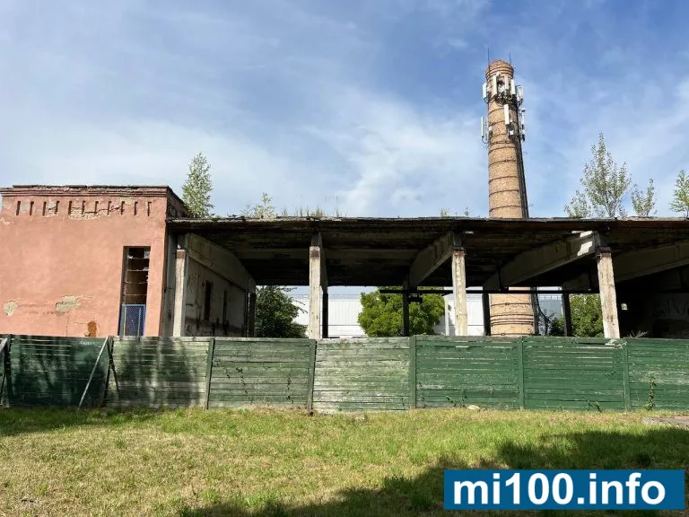 Покинута промислова будівля з високою цегляною трубою