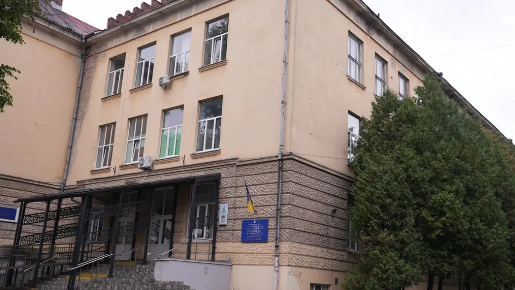 Фасад українського навчального закладу з державним прапором