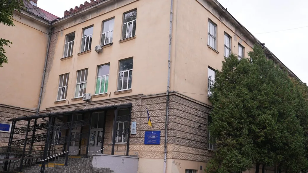 Фасад українського навчального закладу з державним прапором