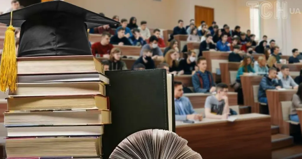 Стос книжок із магістерською шапочкою на тлі аудиторії