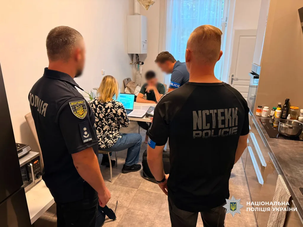 Поліцейські та слідчі проводять обшук у квартирі