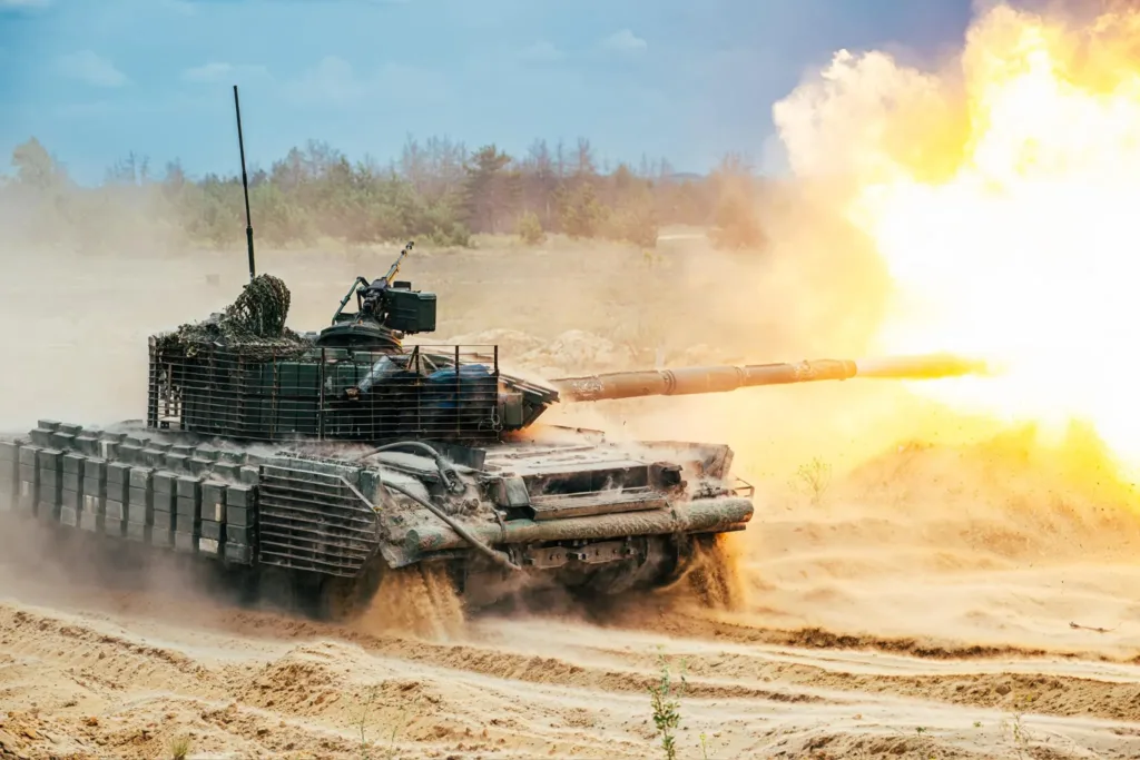 Танк веде вогонь із гармати на полігоні
