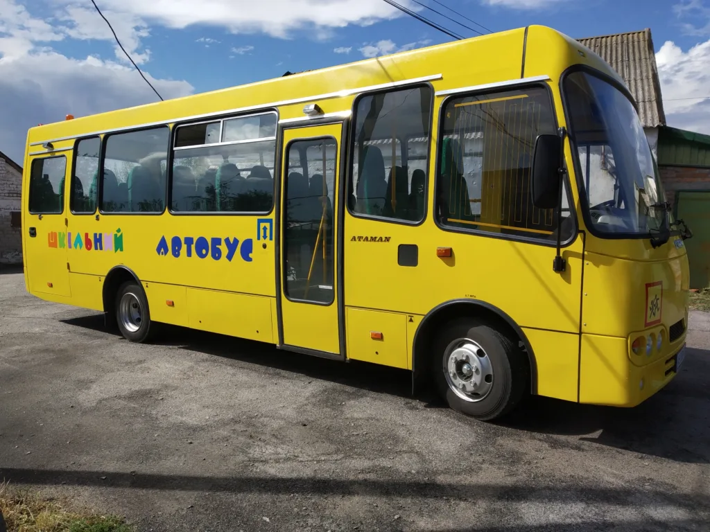 Жовтий шкільний автобус під блакитним небом