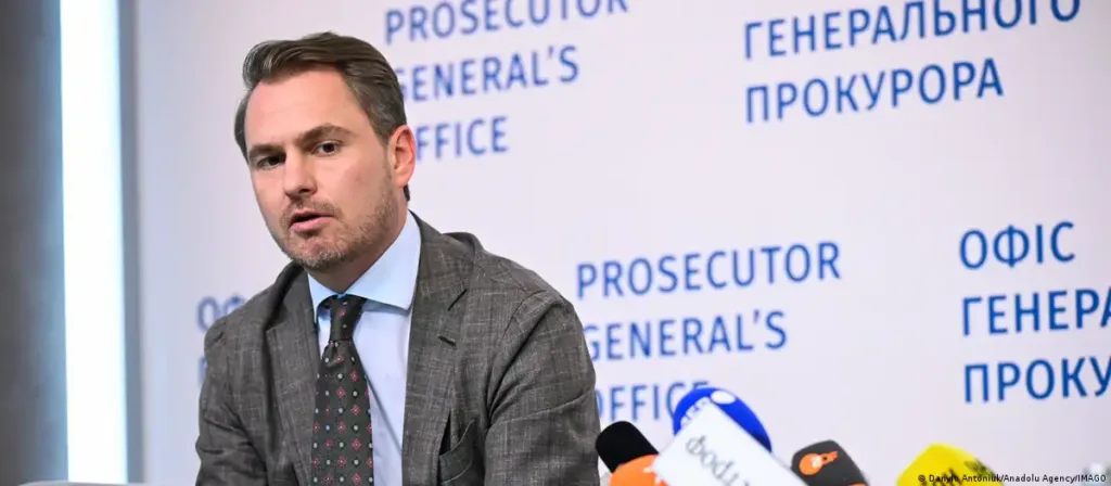 Посадовець виступає на брифінгу Офісу генерального прокурора