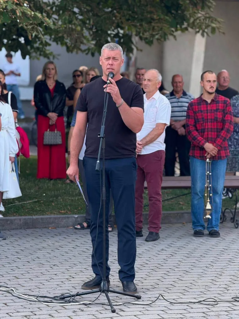 Чоловік виступає з промовою перед громадою