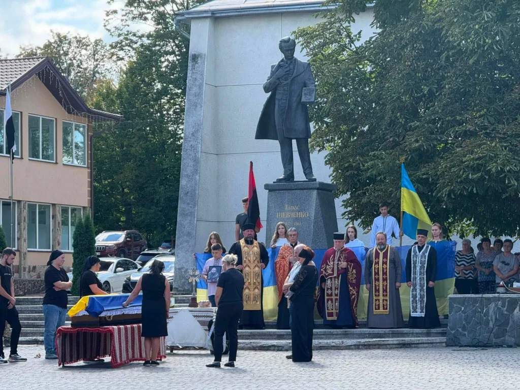 Прощання з військовим біля пам’ятника Тарасу Шевченку