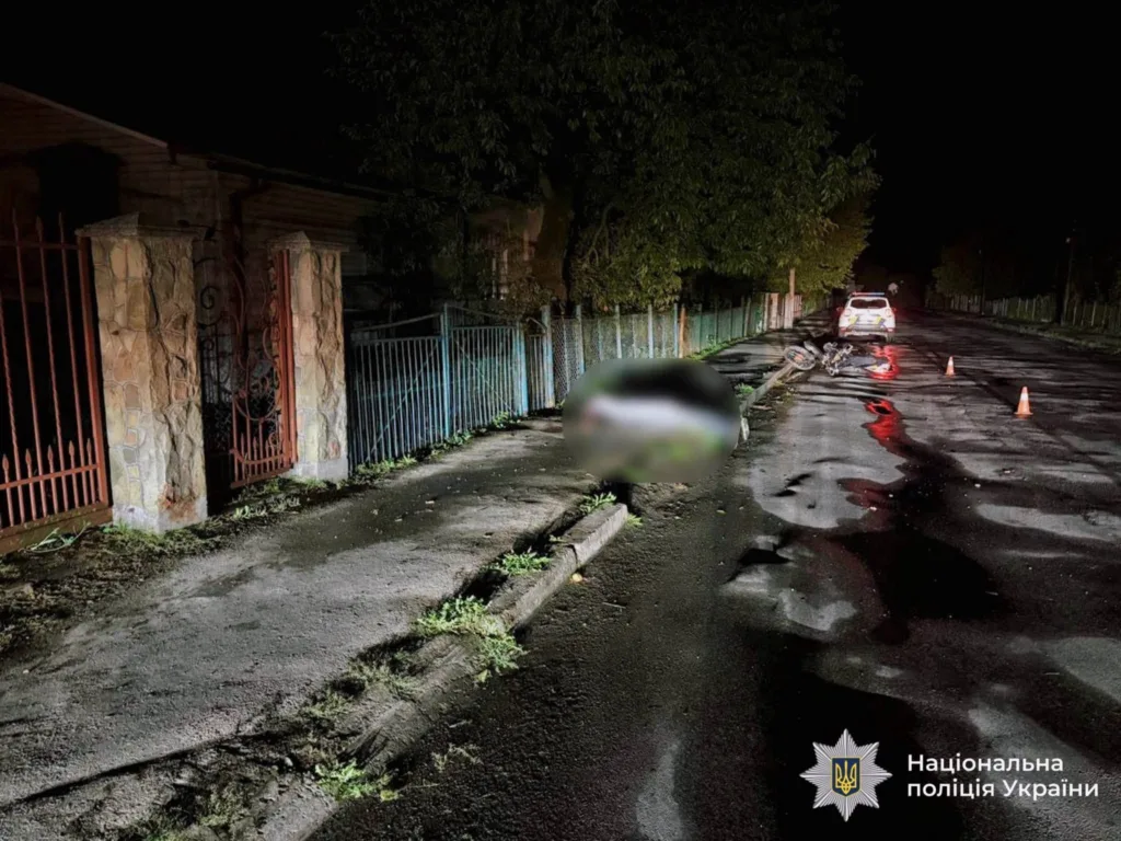 Нічне місце ДТП, огороджене поліцією
