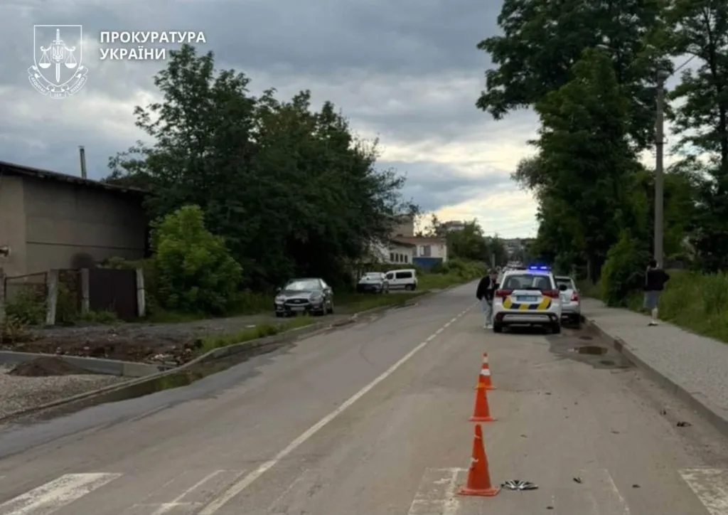 Поліцейський автомобіль і конуси на сільській дорозі