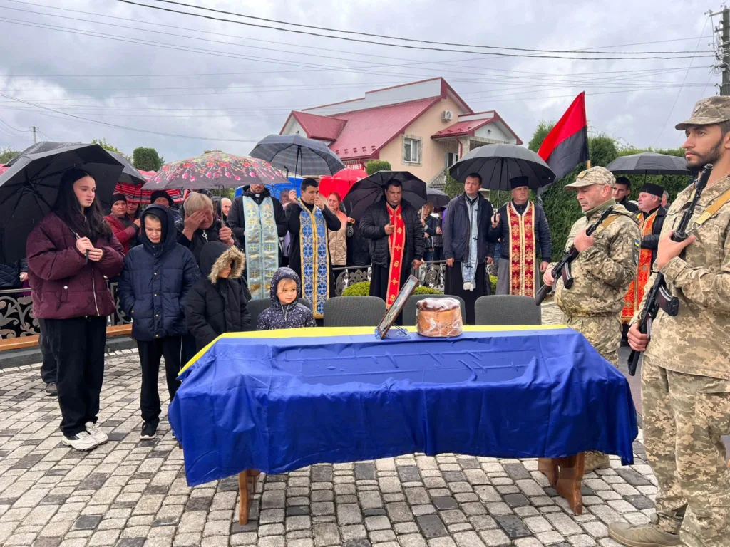 Панахида під дощем за участю військових і священників