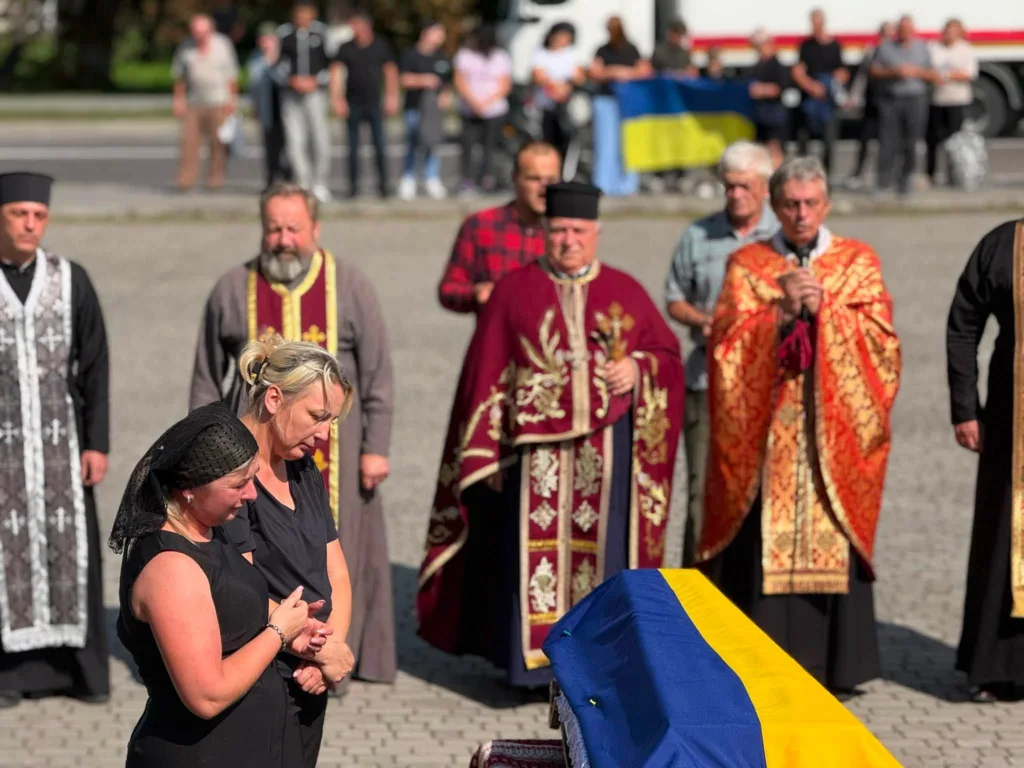 Прощання з військовим: труна під українським прапором