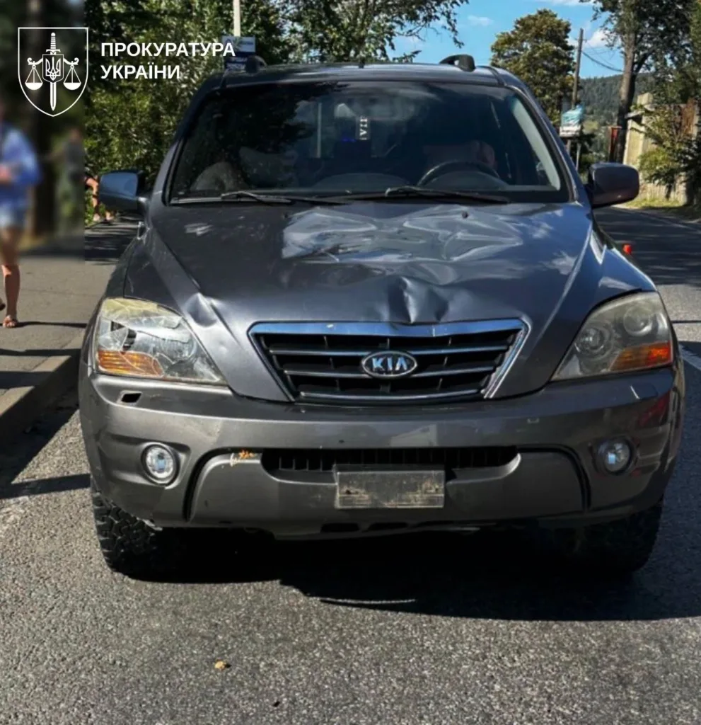 Пошкоджений сірий позашляховик Kia з логотипом прокуратури