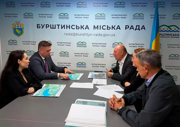 Зустріч посадовців за столом у Бурштинській міській раді