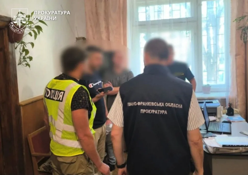 Поліція та прокурори проводять слідчі дії в офісі