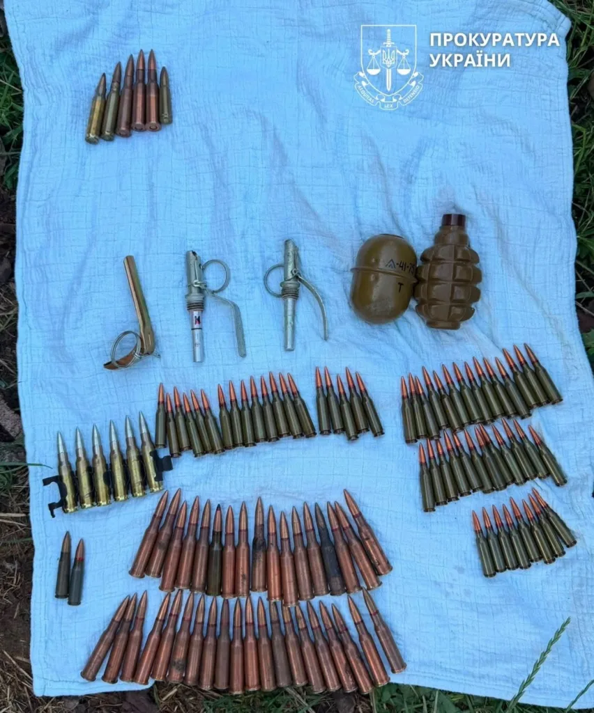 Боєприпаси, гранати й запали на блакитній тканині