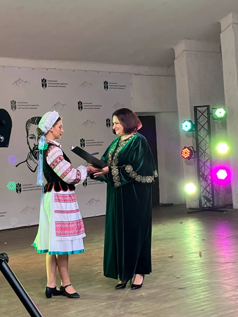 Вручення диплома студентці у традиційному українському вбранні