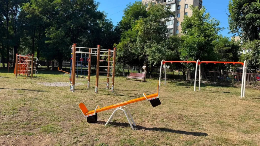 Порожній дитячий майданчик біля багатоповерхівки