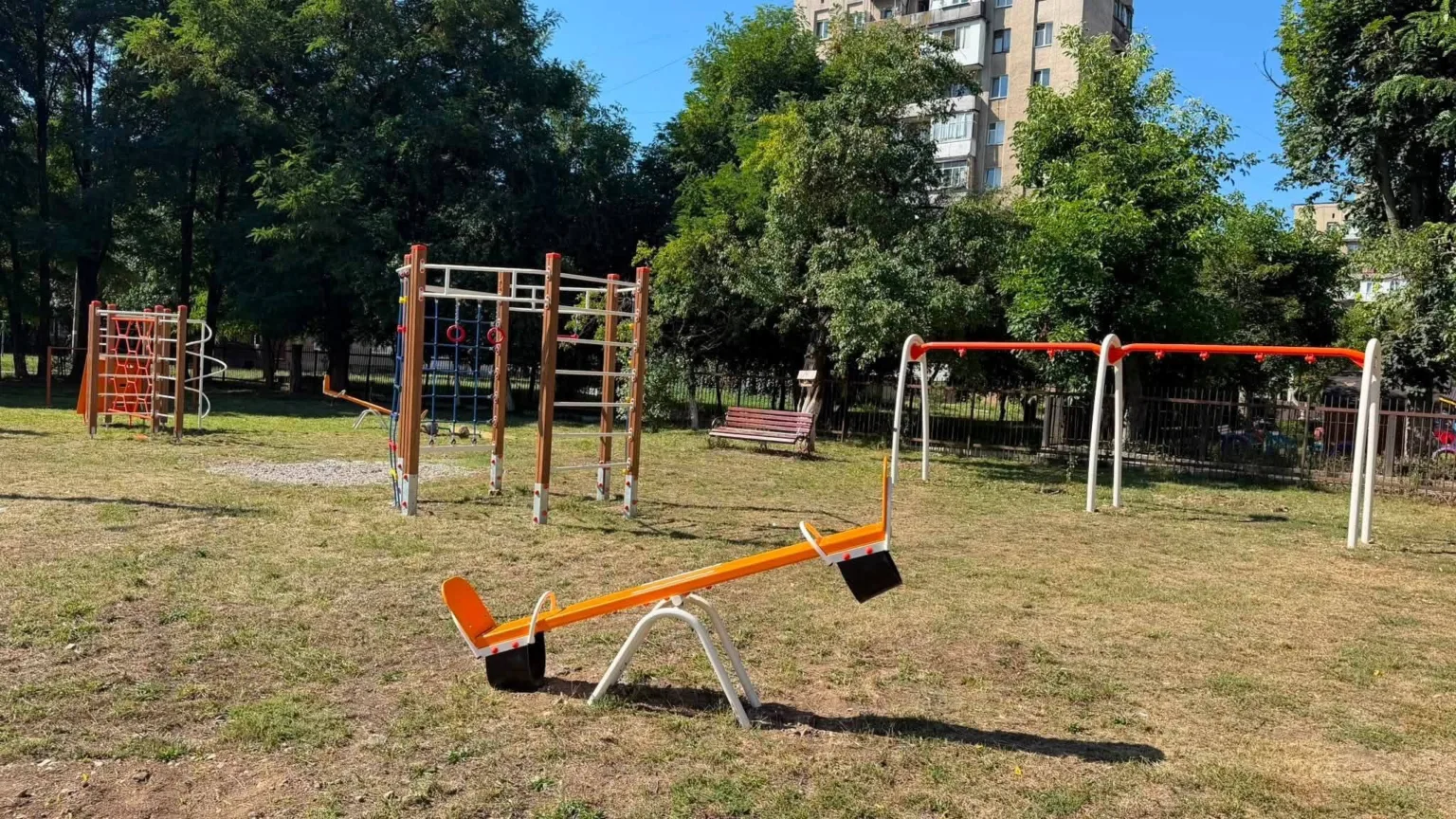 Порожній дитячий майданчик біля багатоповерхівки