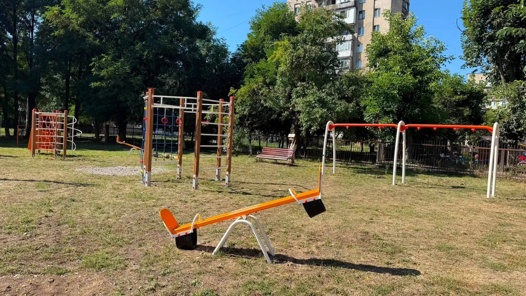 Порожній дитячий майданчик біля багатоповерхівки