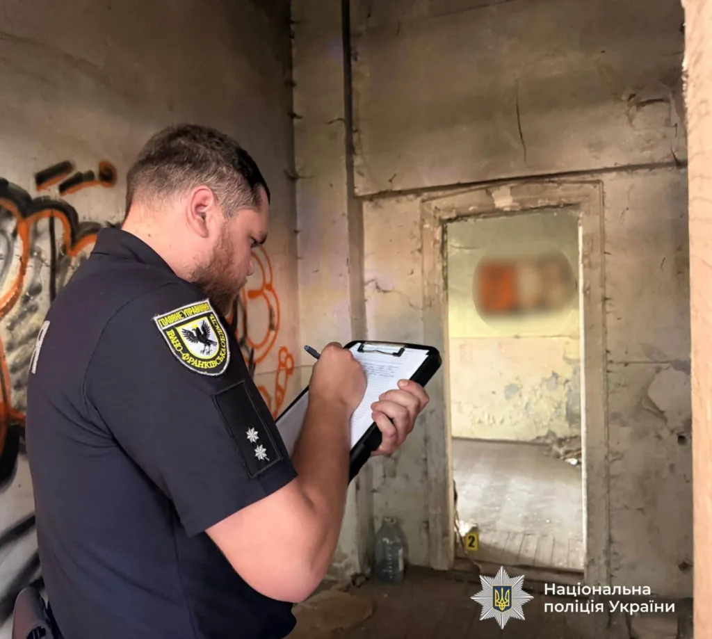 Поліцейський документує місце події в занедбаному приміщенні