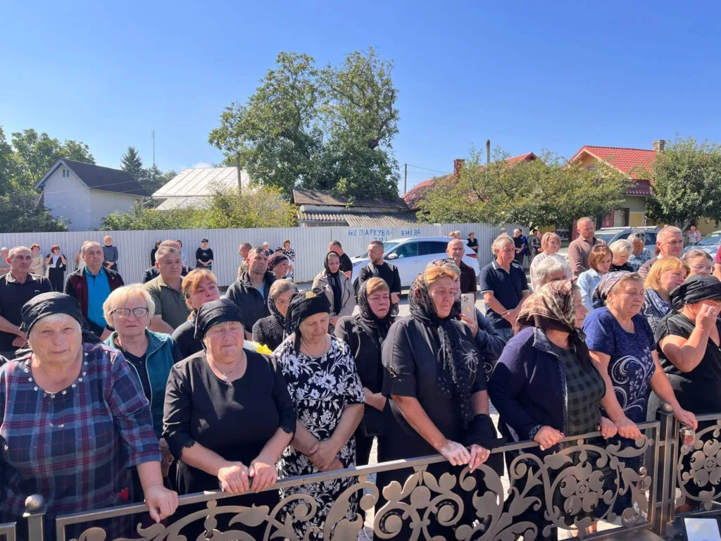 Люди в жалобному одязі зібралися біля будинків