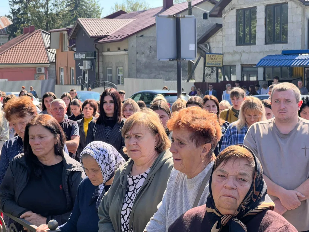 Люди зібралися на вулиці біля житлових будинків