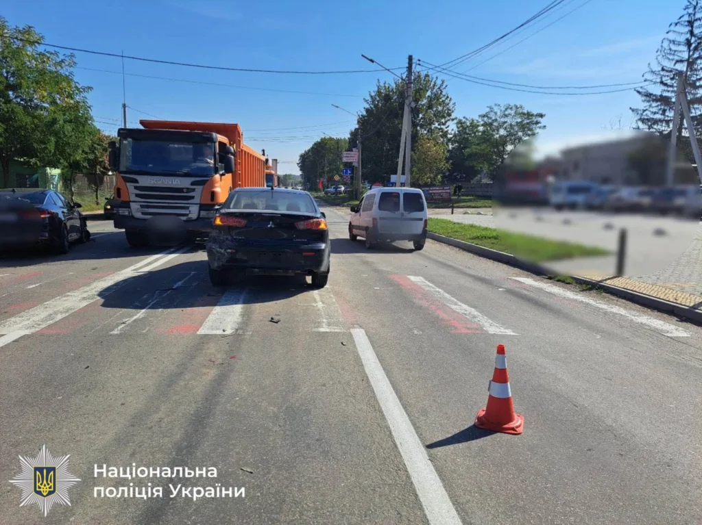 Місце ДТП із вантажівкою та пошкодженим автомобілем