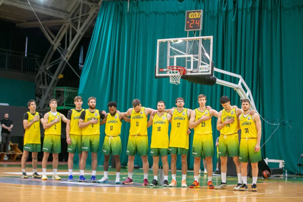 Баскетболісти «Говерли» стоять під кошиком перед матчем