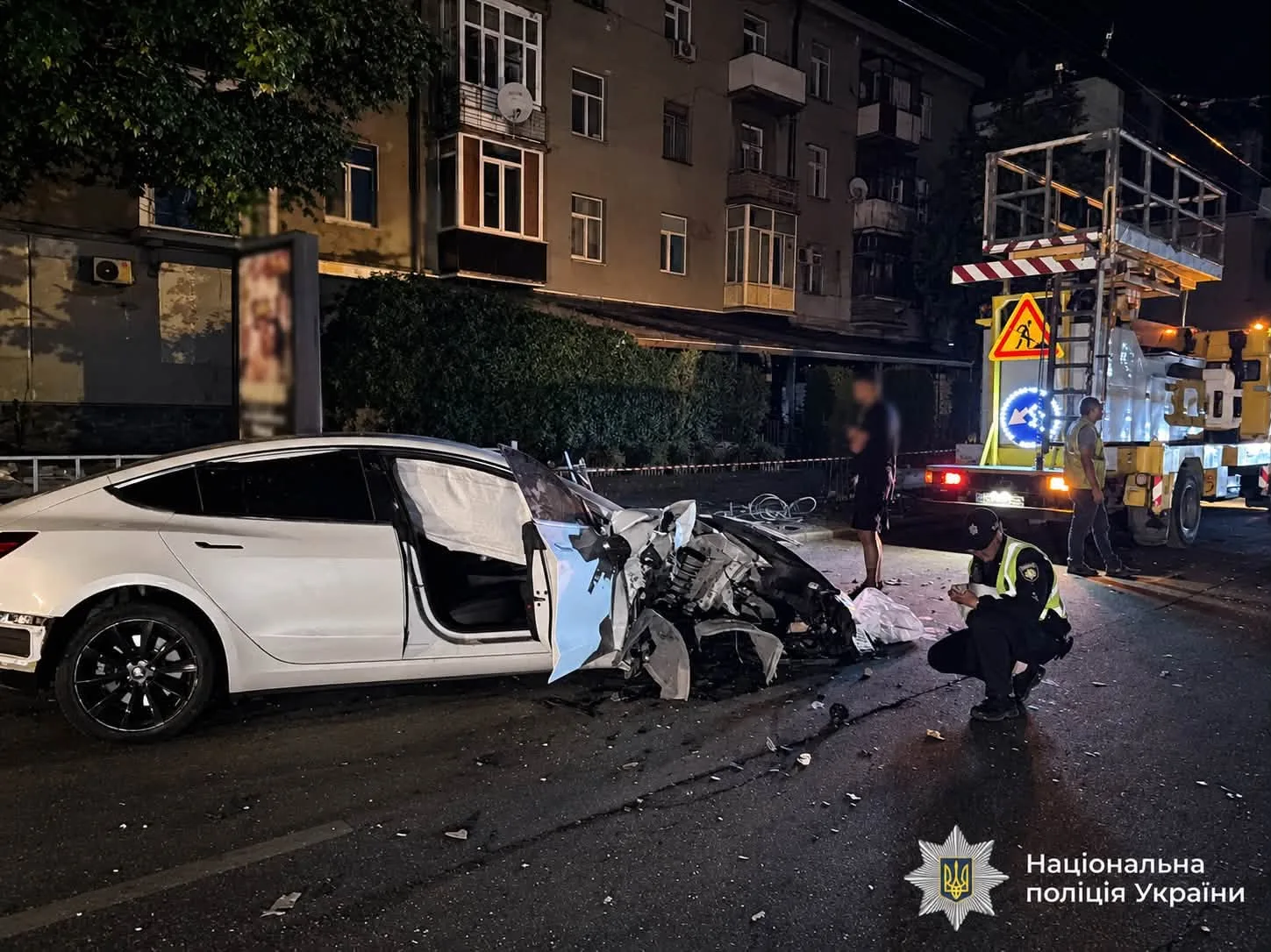 Розбитий автомобіль після нічної ДТП у місті