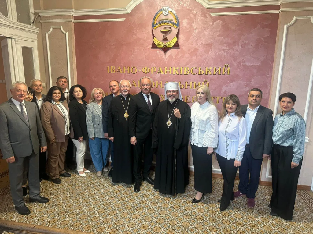 Групове фото представників університету та духовенства