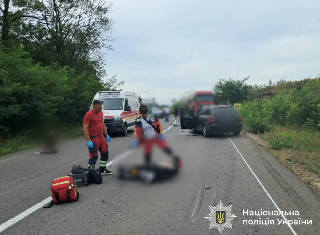Медики надають допомогу після ДТП на заміській дорозі