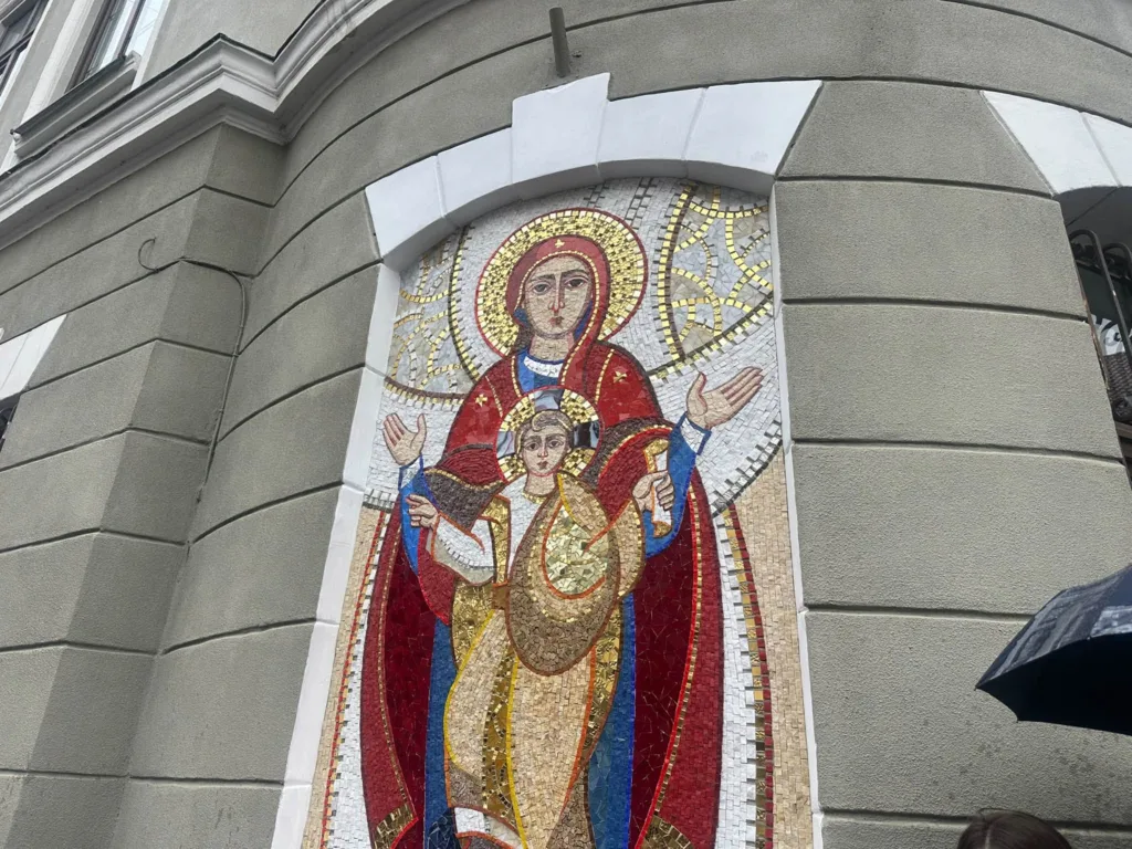 Мозаїчна ікона Богородиці з Немовлям у храмовій арці