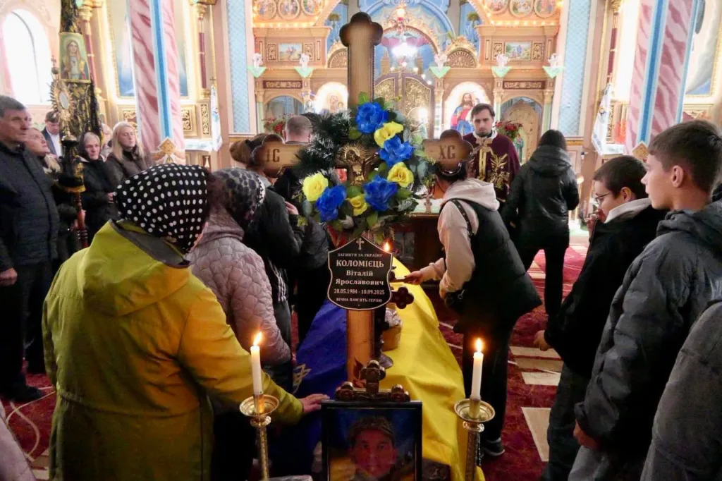 Прощання з українським військовим у храмі