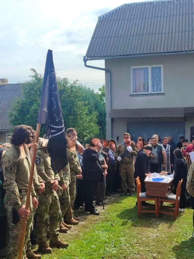 Військові й громада прощаються з полеглим захисником