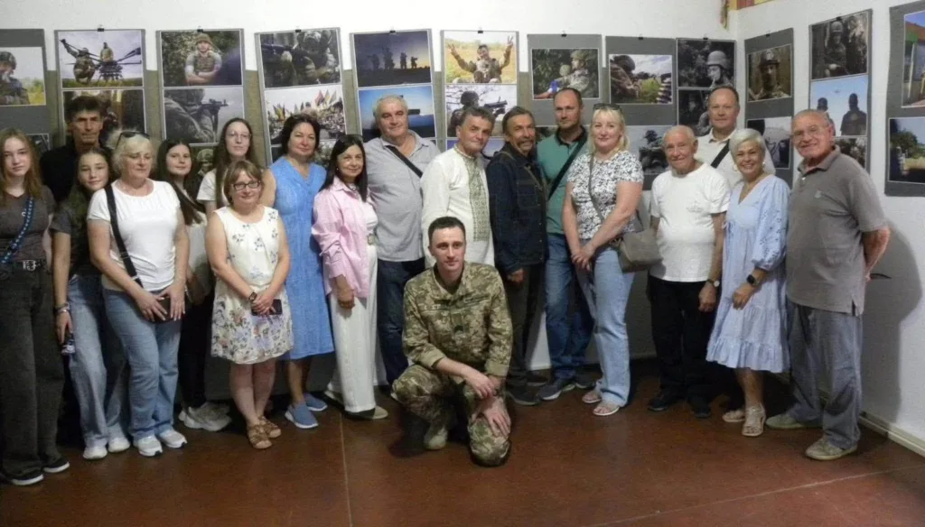 Група людей біля фотовиставки про військових